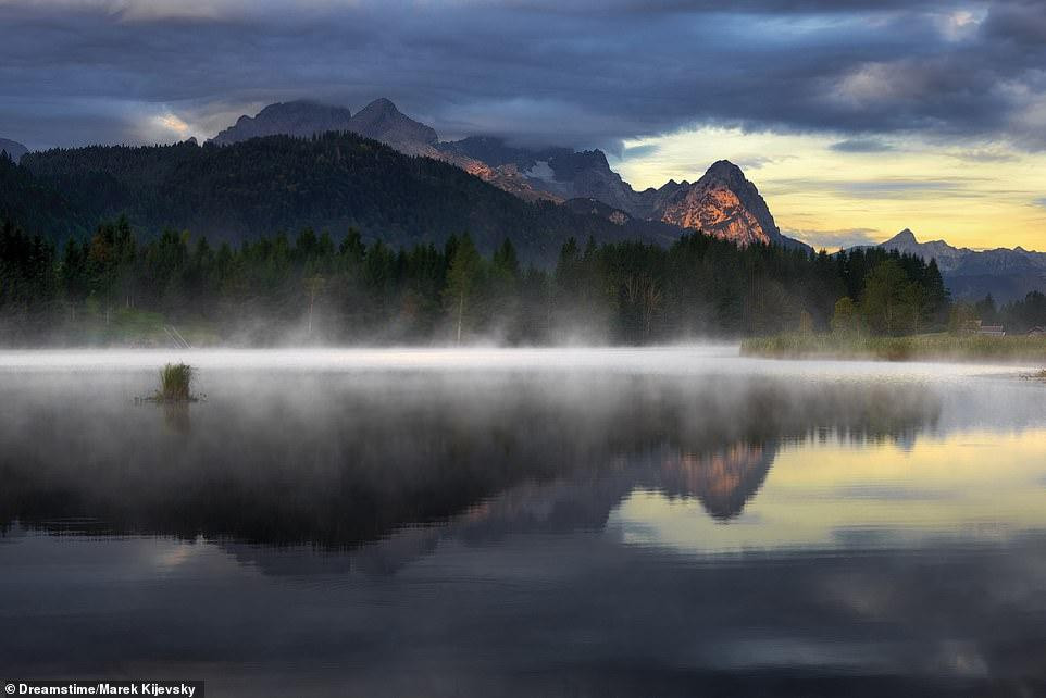 Lớp sương mù mỏng trên hồ Geroldsee ở Bavaria, Đức. 