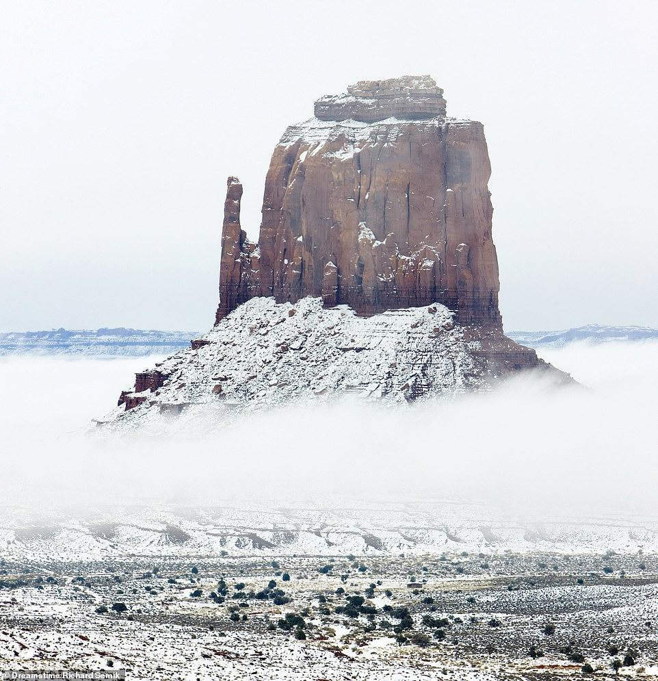 Mô đất East Mitten Butte nằm trong thung lũng Monument ở Arizona, Mỹ được bao phủ bởi lớp tuyết mỏng vào mà đông. 