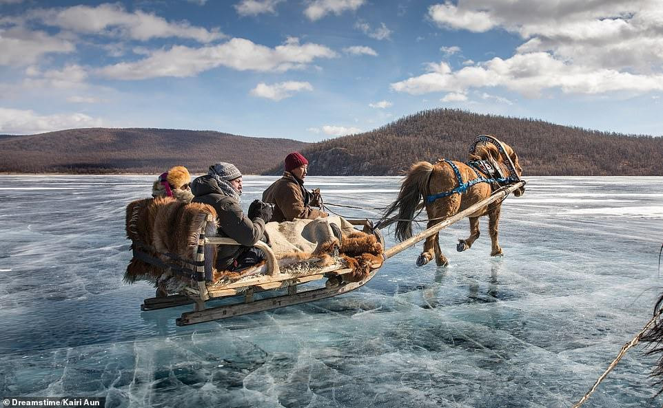 Xe trượt băng đi tên hồ Khovsgol của thị trấn Khatgal, Mông Cổ. 