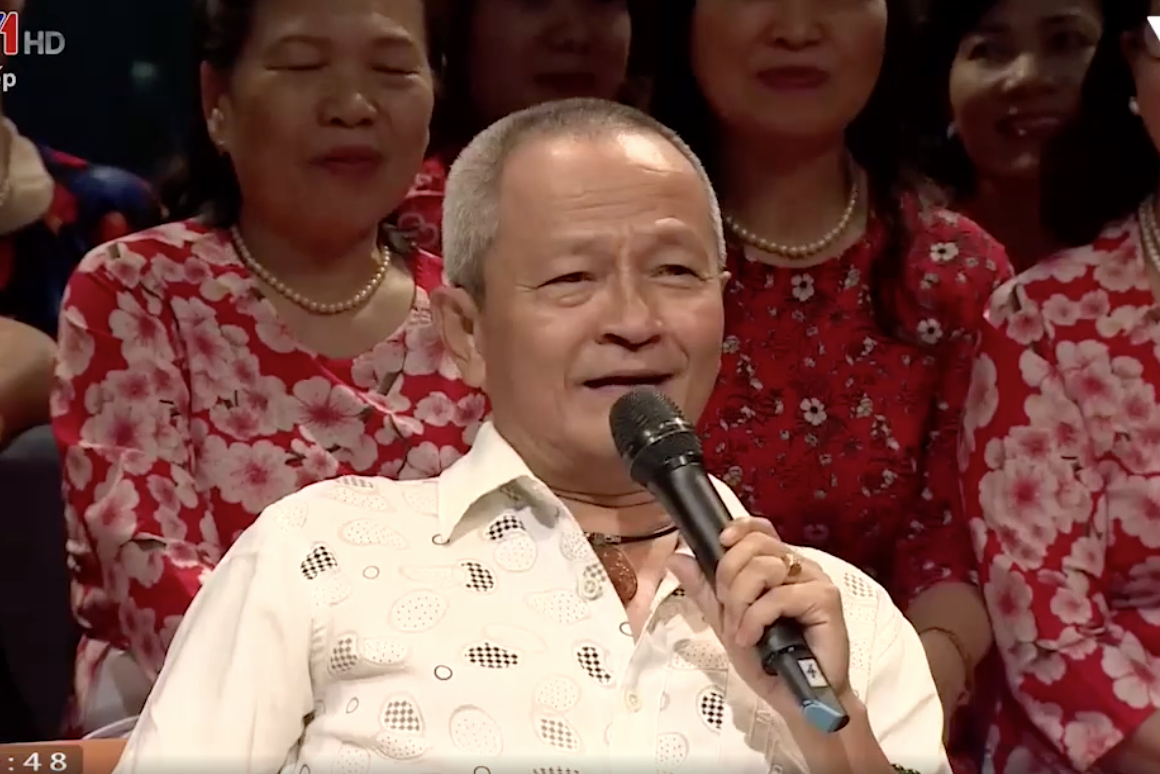 Nổi tiếng nhất là bộ phim cùng tên Số đỏ do diễn viên Quốc Trọng (ảnh) thủ vai được sản xuất vào những năm 1990. Thực hiện với kinh phí 130 triệu đồng, bộ phim thời đó suýt bị cấm chiếu vì những cảnh quay mạnh bạo, nóng mắt… Sau khi thoát lệnh cấm, bộ phim đã trở thành hiện tượng, làm mưa làm gió trên các rạp chiếu bóng thời đó.