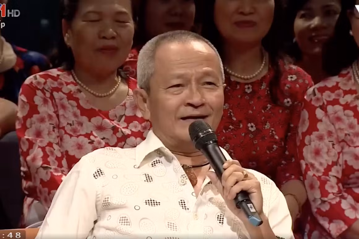 Nổi tiếng nhất là bộ phim cùng tên Số đỏ do diễn viên Quốc Trọng (ảnh) thủ vai được sản xuất vào những năm 1990. Thực hiện với kinh phí 130 triệu đồng, bộ phim thời đó suýt bị cấm chiếu vì những cảnh quay mạnh bạo, nóng mắt… Sau khi thoát lệnh cấm, bộ phim đã trở thành hiện tượng, làm mưa làm gió trên các rạp chiếu bóng thời đó.