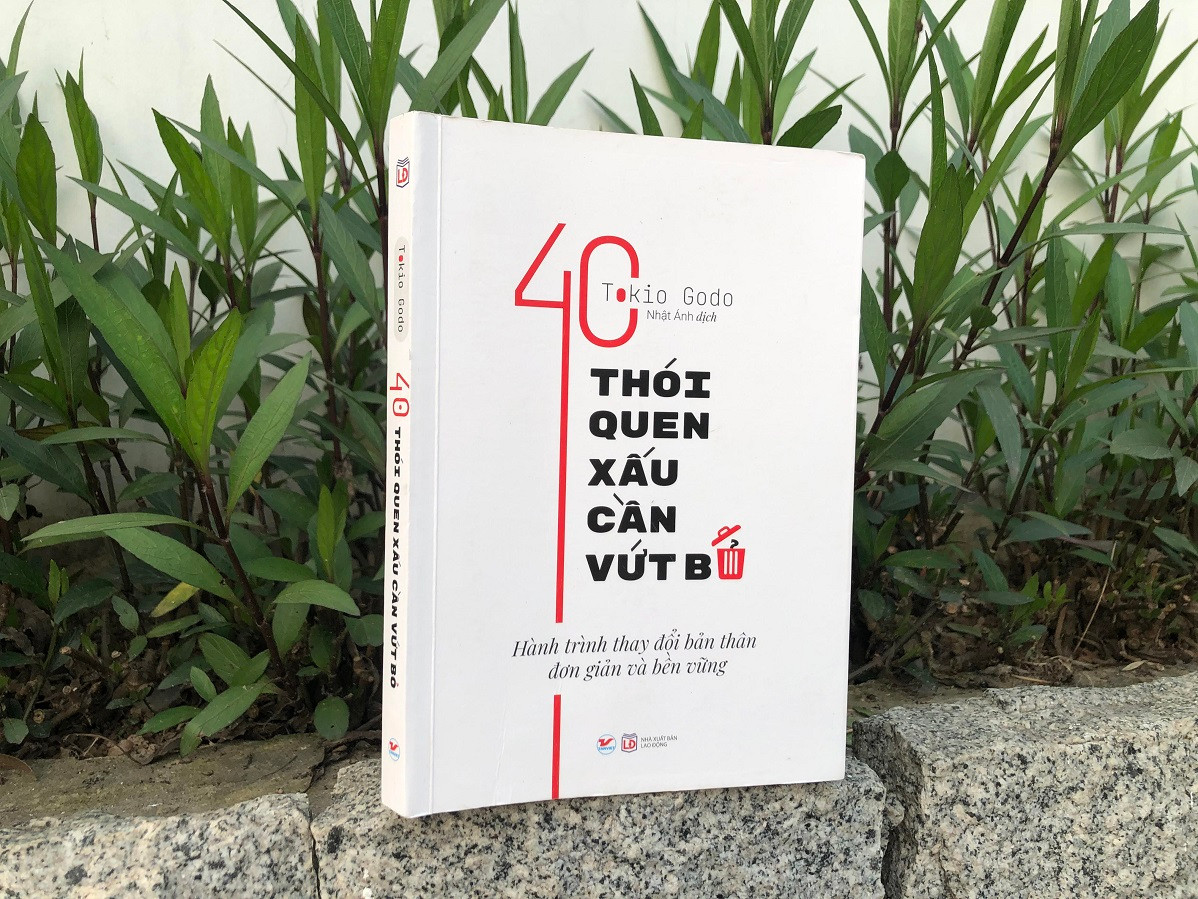 Bằng cách viết chân tình, giản dị mà rõ ràng, “40 thói quen xấu cần vứt bỏ” sẽ là một người bạn đồng hành tuyệt vời giúp mỗi người vững bước hơn trên hành trình hứa hẹn nhiều trải nghiệm hấp dẫn và trái ngọt này.