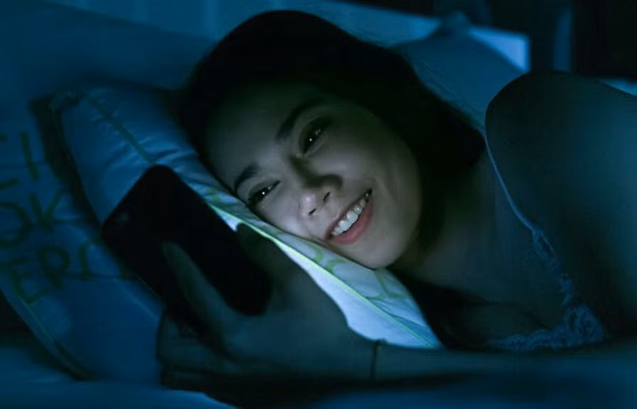 Các nghiên cứu chỉ ra, sử dụng máy tính bảng trong vòng hai tiếng vào buổi tối có thể ngăn cơ chế sản sinh tự nhiên loại hormone này trong cơ thể bạn. Sử dụng tăng từ 2 tiếng lên 4 tiếng sẽ khiến bạn giảm cảm giác buồn ngủ, đồng thời làm giảm chất lượng giấc ngủ của bạn so với những người đọc sách trong thời gian tương tự.