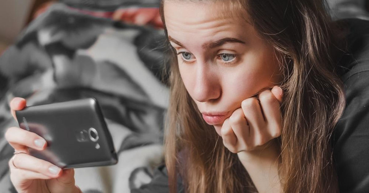 Ngoài ra, một số điện thoại hiện đại có chức năng để lọc ánh sáng xanh, bạn có thể sử dụng chúng vào ban đêm để tránh ảnh hưởng đến giấc ngủ và sức khỏe.