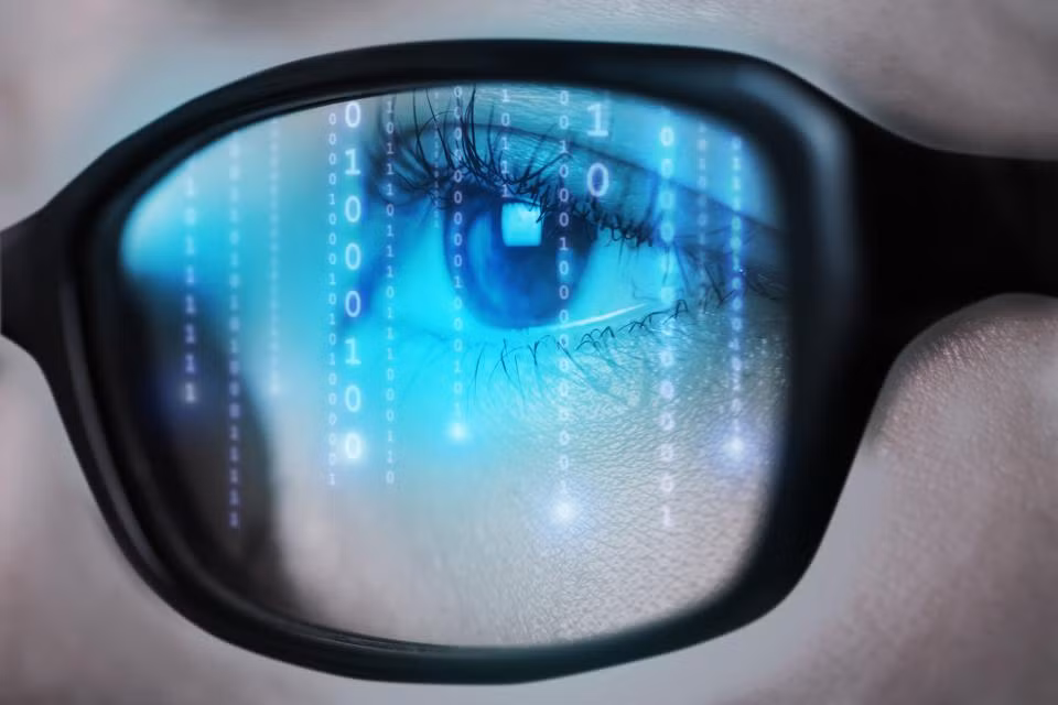 Các nghiên cứu đã chỉ ra, kính mắt rẻ tiền với ống kính màu cam - màu chặn ánh sáng xanh, nhưng nó cũng chặn các màu sắc khác, vì vậy chúng không thích hợp để sử dụng vào mục đích lọc ánh sáng màu xanh. Kính ngăn chặn ánh sáng màu xanh có thể có giá lên đến 80 USD.