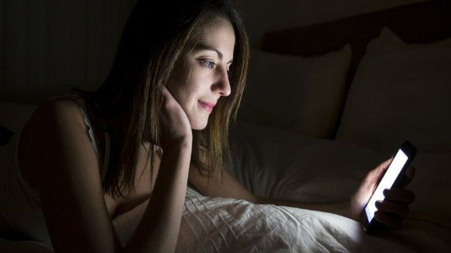 Nếu bạn bắt buộc phải sử dụng thiết bị điện tử vào ban đêm, tốt nhất bạn nên đầu tư một cặp kính lọc ánh sáng màu xanh. Tuy nhiên, bạn phải đảm bảo đây là kính chuyên dụng.