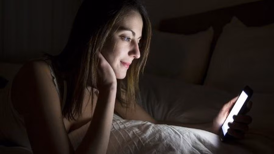 Nếu bạn bắt buộc phải sử dụng thiết bị điện tử vào ban đêm, tốt nhất bạn nên đầu tư một cặp kính lọc ánh sáng màu xanh. Tuy nhiên, bạn phải đảm bảo đây là kính chuyên dụng.