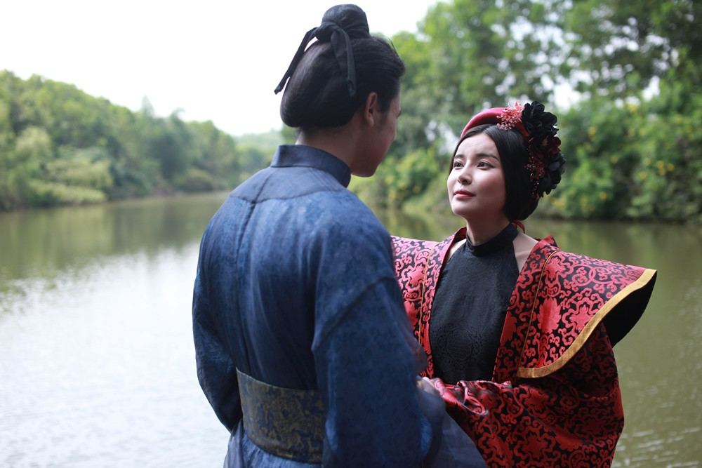 Trong "Truyện Kiều", nhân vật Hoạn Thư được nhắc đến lần đầu tại câu thơ thứ 1529 và 1530: “Vốn dòng họ Hoạn danh gia/Con quan Lại bộ tên là Hoạn thư”.