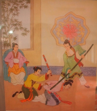 Khi biết chồng trăng hoa, Hoạn Thư kín như bưng, nhưng sau đó sai người bắt cóc Kiều, biến Kiều thành kẻ ở, người hầu trong nhà.