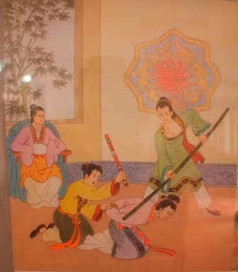 Khi biết chồng trăng hoa, Hoạn Thư kín như bưng, nhưng sau đó sai người bắt cóc Kiều, biến Kiều thành kẻ ở, người hầu trong nhà.