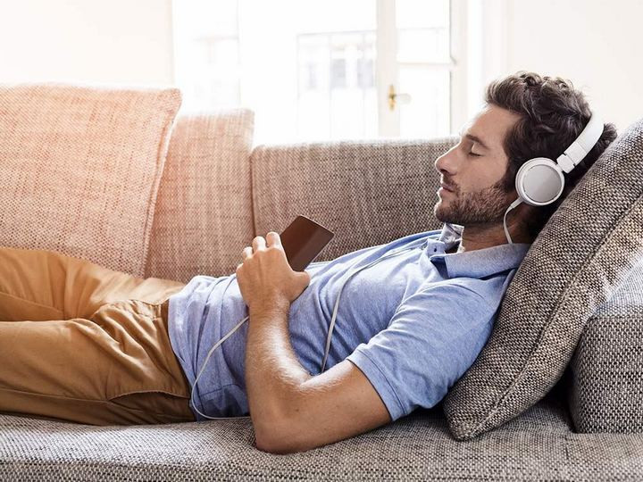 Điều đáng nói, mức ồn của tai nghe khi bạn bật to là vô cùng khủng khiếp. Theo các nhà nghiên cứu, mức độ tiếng ồn trong tai nghe khi bật to có thể tương tự máy bay phản lực. 