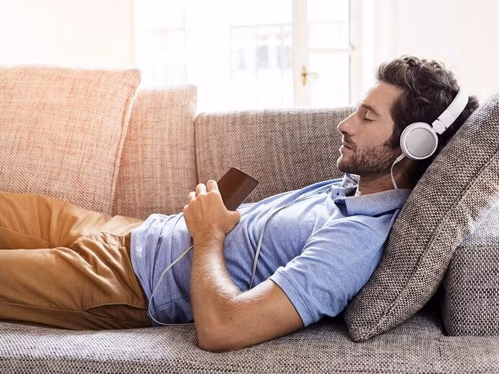 Điều đáng nói, mức ồn của tai nghe khi bạn bật to là vô cùng khủng khiếp. Theo các nhà nghiên cứu, mức độ tiếng ồn trong tai nghe khi bật to có thể tương tự máy bay phản lực. 