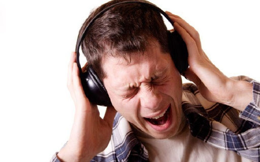 Các chuyên gia phân tích: Lớp vỏ tế bào chính là các vỏ myelin phủ trên tế bào thần kinh nhằm truyền tín hiệu điện từ tai tới não thông qua quá trình lan truyền tín hiệu điện sinh học dọc theo tế bào. Khi các tế bào thần kinh có vỏ myelin tiếp xúc với tiềng ồn lớn các tín hiệu điện sẽ bị chặn lại và không truyền được tới não. 