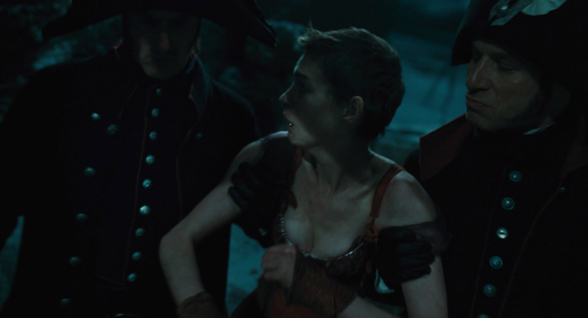 Qua ngòi bút của nhà văn, Fantine hiện lên với vẻ đẹp thanh khiết, đoan trang, trong trắng. Tuy nhiên, những dòng miêu tả không nhiều. Hầu hết số trang còn lại tái hiện quãng đời bất hạnh của nàng.