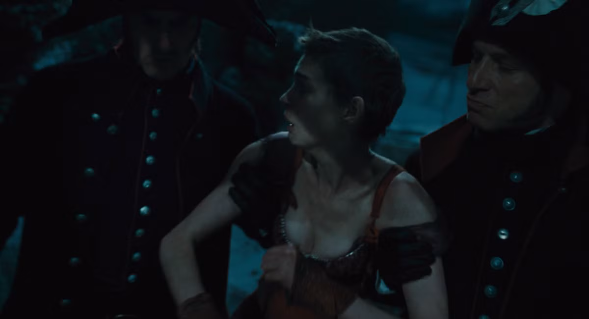 Qua ngòi bút của nhà văn, Fantine hiện lên với vẻ đẹp thanh khiết, đoan trang, trong trắng. Tuy nhiên, những dòng miêu tả không nhiều. Hầu hết số trang còn lại tái hiện quãng đời bất hạnh của nàng.