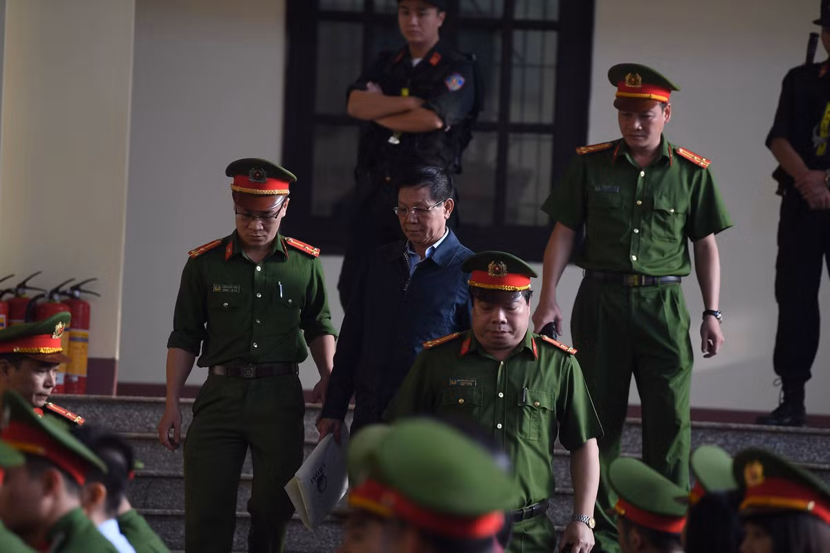 Ong Phan Van Vinh den toa voi 