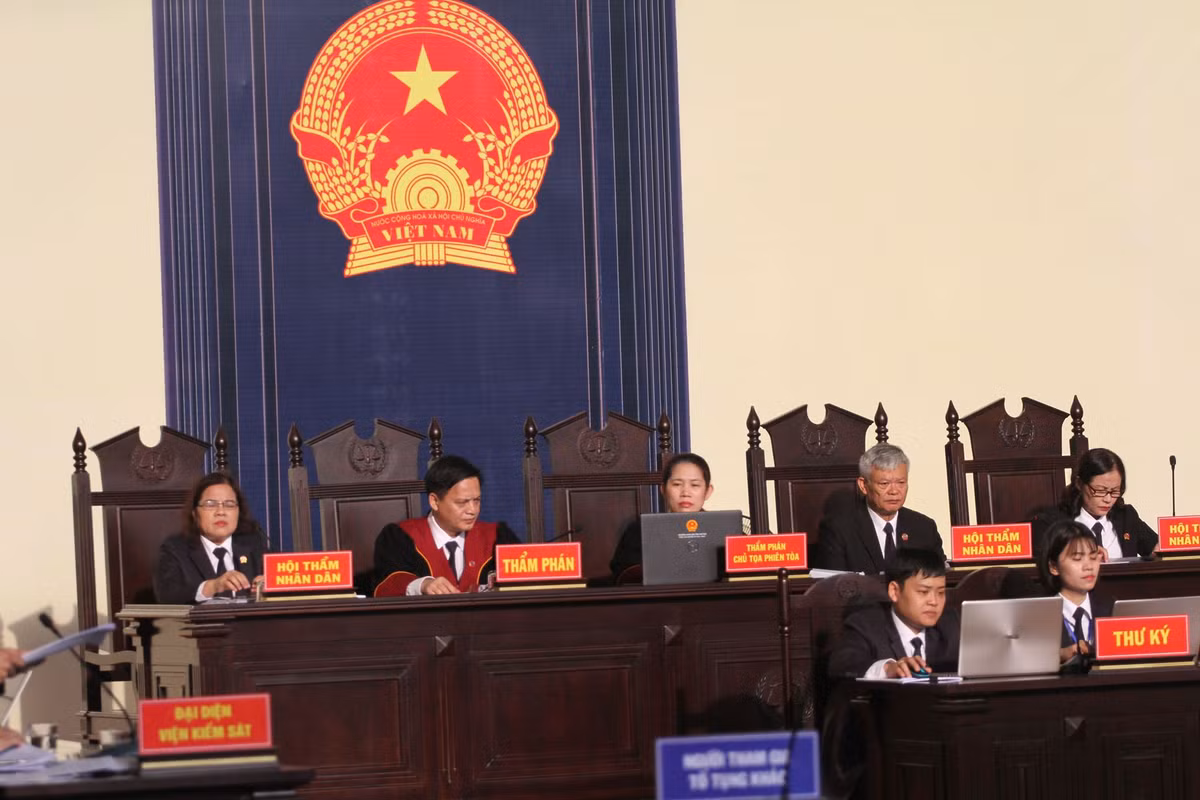 Hội đồng xét xử tiếp tục làm việc.