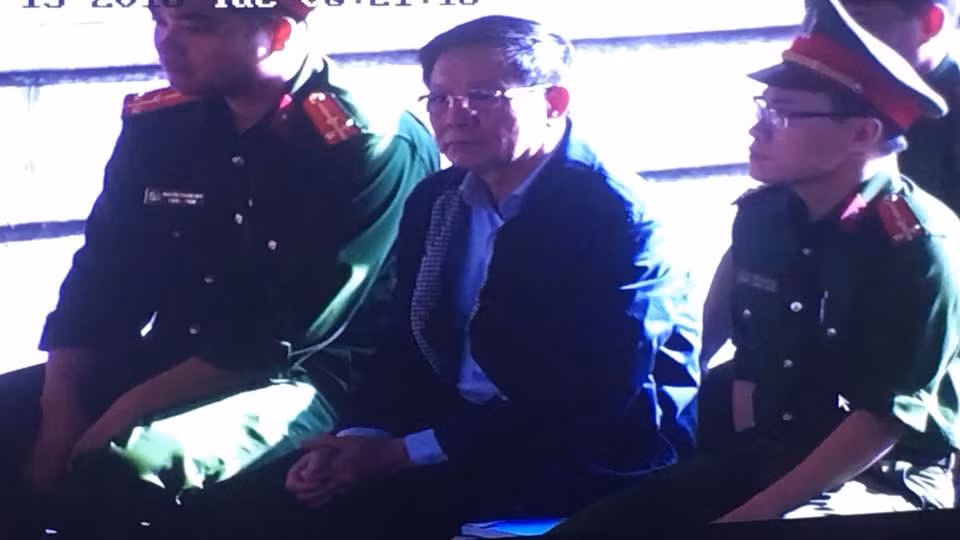 Ông Phan Văn Vĩnh ngồi tại vị trí dành cho bị cáo sức khỏe yếu. Ảnh chụp qua màn hình.