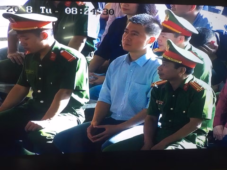 Bị cáo Phan Sào Nam nghe cáo trạng truy tố của Viện Kiểm sát.