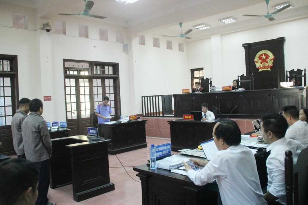 Vu xe innova bi dam khi lui tren cao toc: Giam an cho hai lai xe