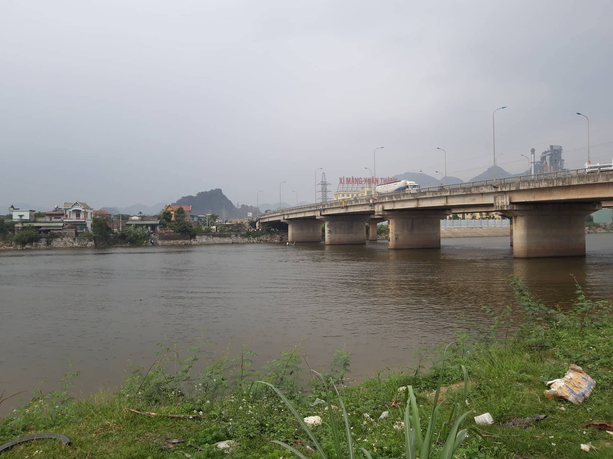 Nu sinh 15 tuoi nhay cau, ban trai xuong cuu, ca hai chet duoi thuong tam