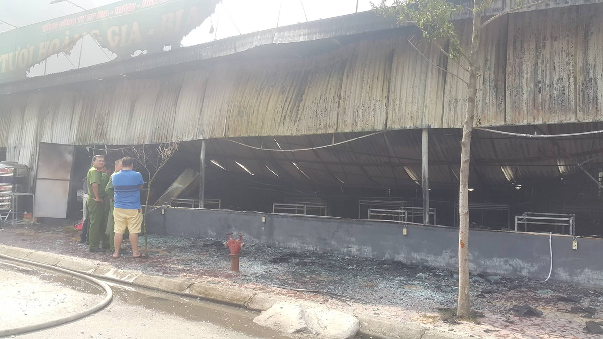 Nha hang ga Hoang Gia chay ngun ngut, hu hong toan bo tai san-Hinh-8