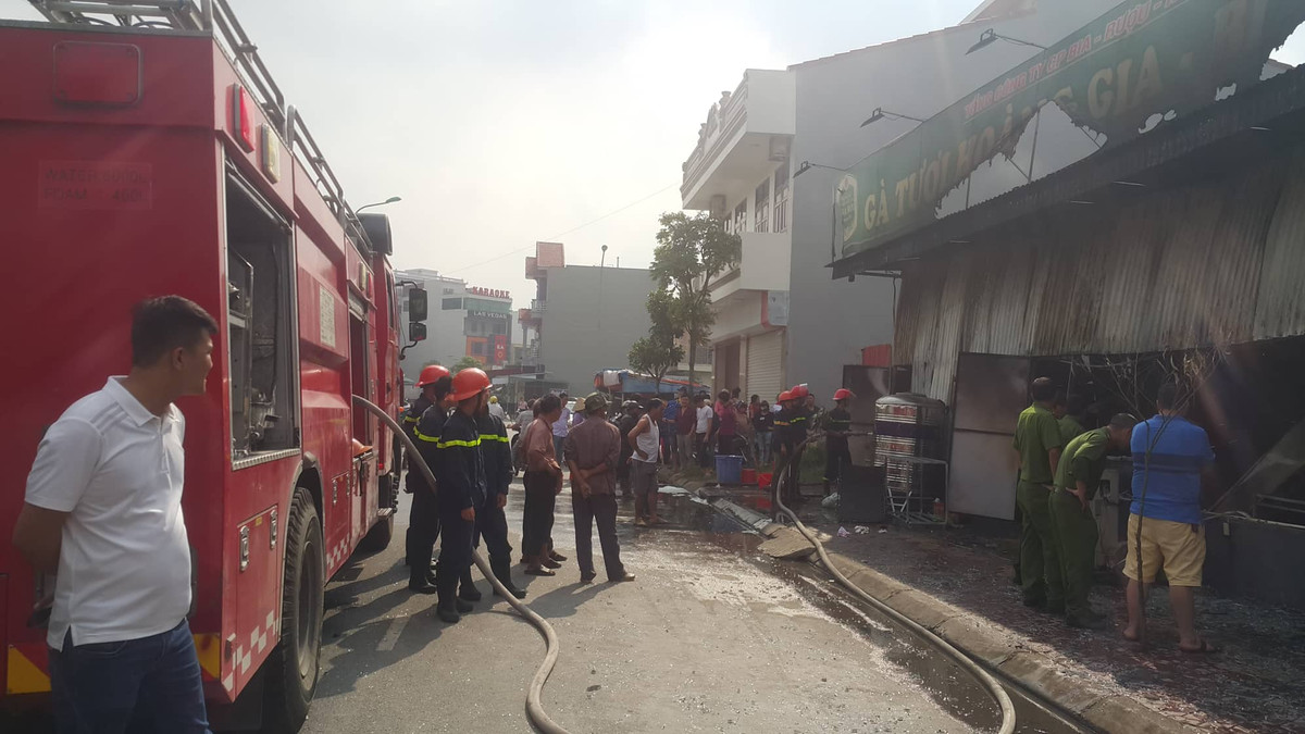 Nha hang ga Hoang Gia chay ngun ngut, hu hong toan bo tai san-Hinh-3