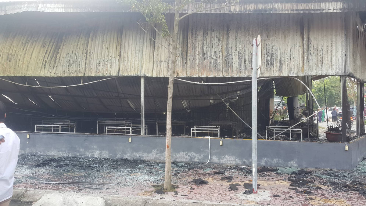 Nha hang ga Hoang Gia chay ngun ngut, hu hong toan bo tai san-Hinh-9