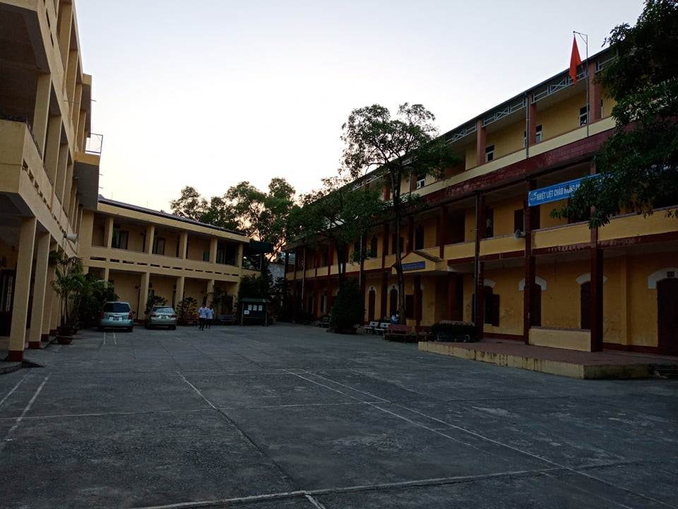 Thu hoi QD duoi 7 hoc sinh noi xau thay co tren Facebook