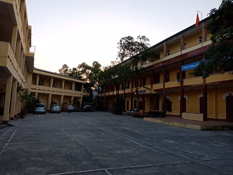 Thu hoi QD duoi 7 hoc sinh noi xau thay co tren Facebook