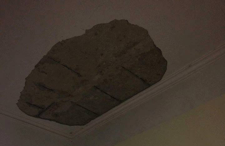 Mang tran nha roi xuong lop hoc, 3 hoc sinh tieu hoc phai cap cuu