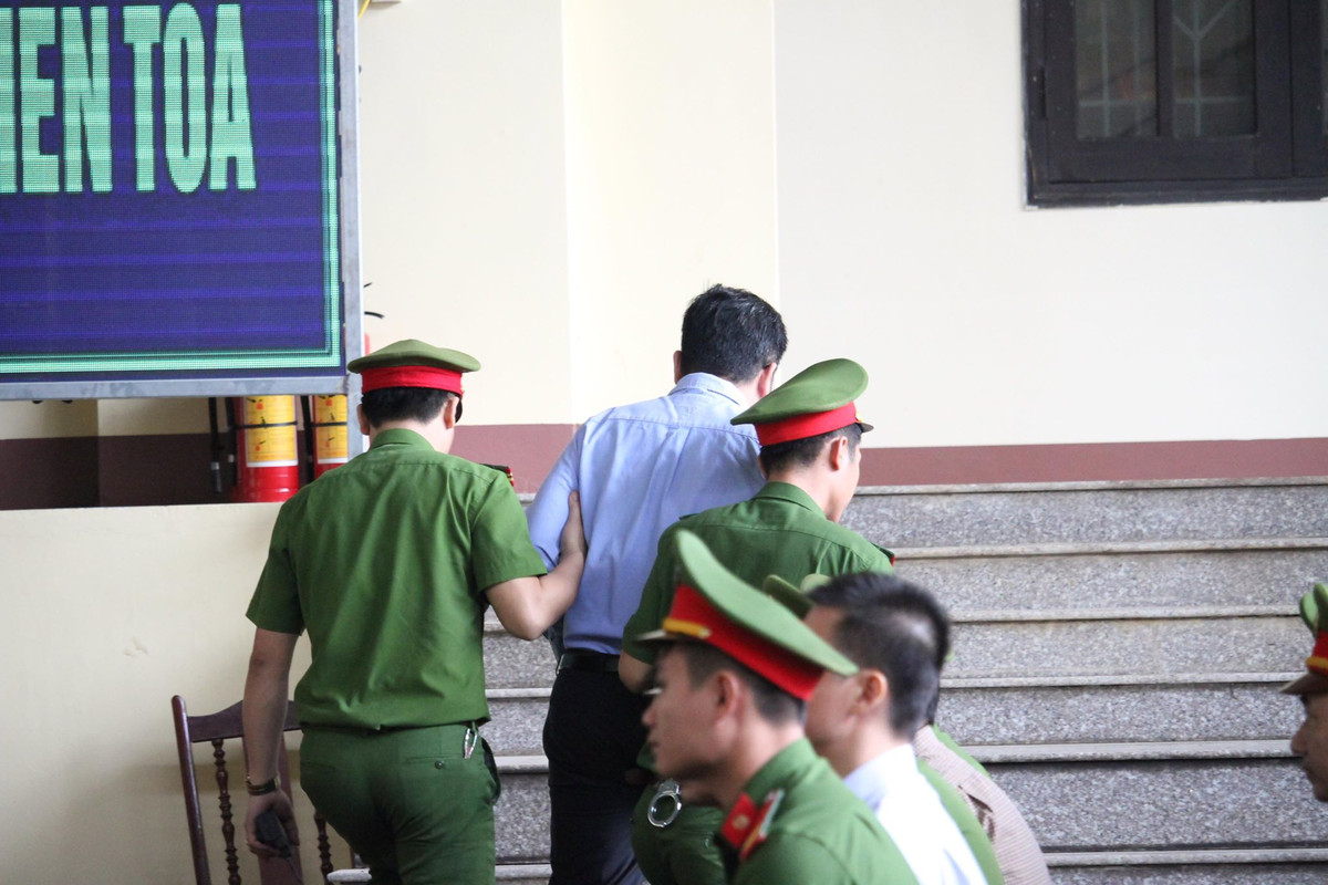 Xet xu vu danh bac nghin ty: Toa cach ly “ong trum” Nguyen Van Duong