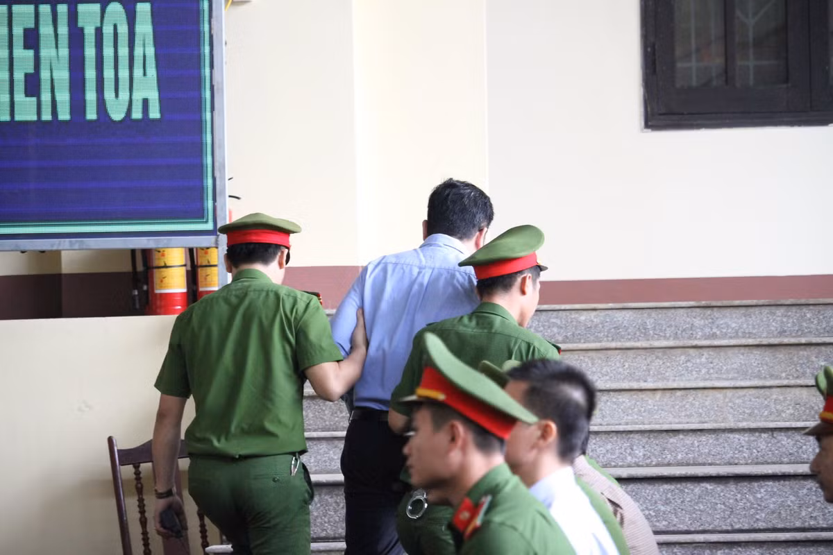 Xet xu vu danh bac nghin ty: Toa cach ly “ong trum” Nguyen Van Duong