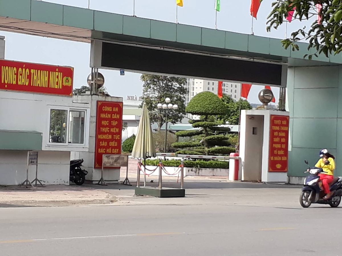 Co gai bi nhom con do xong vao tan don cong an hanh hung