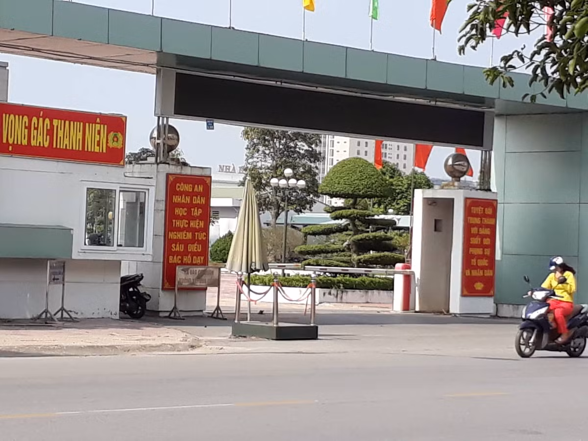 Co gai bi nhom con do xong vao tan don cong an hanh hung