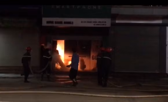 Chap dien may tinh, cua hang dien thoai chay ra tro