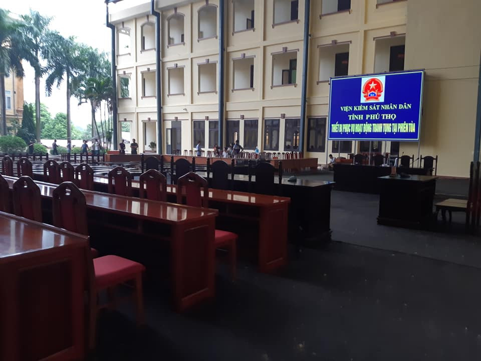 Màn hình lớn được bố trí ngay tại khu vực xét xử.