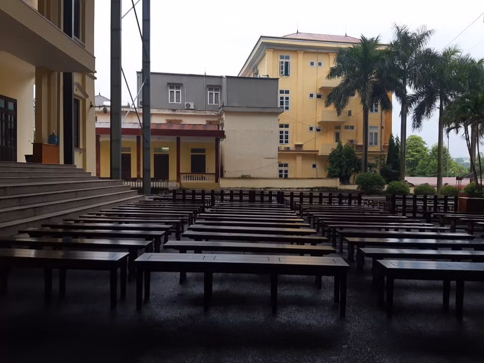 Bàn ghế được kê ngay ngắn, tươm tất.