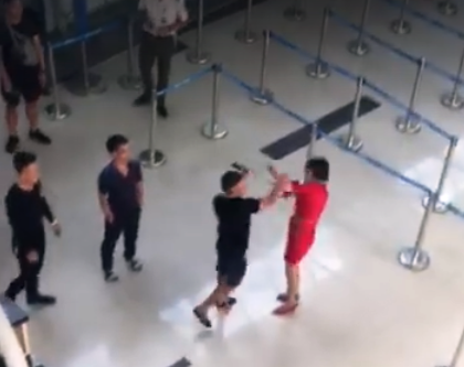 Khoi to 3 doi tuong hanh hung nu nhan vien hang khong