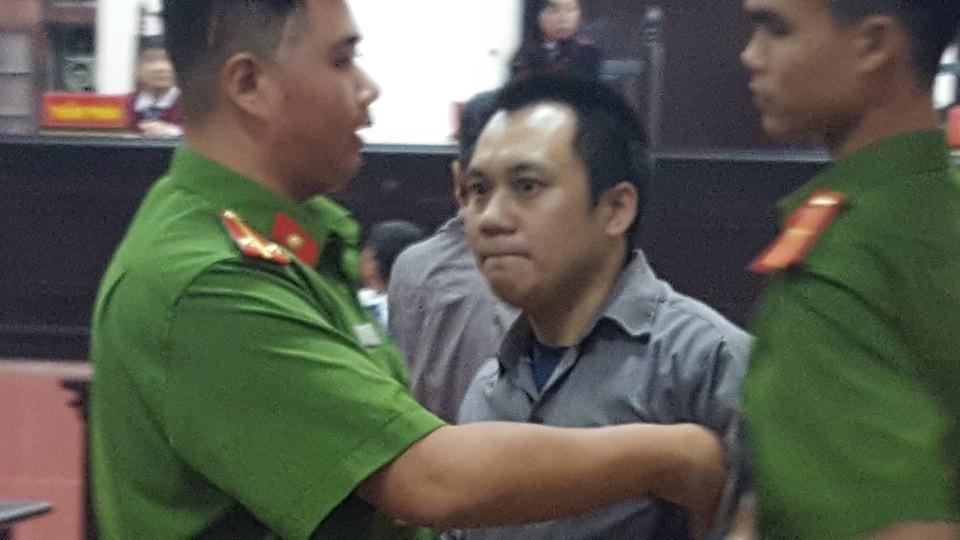 Xu lai xe container dam innova chay lui cao toc 6 nam tu la nham loi?