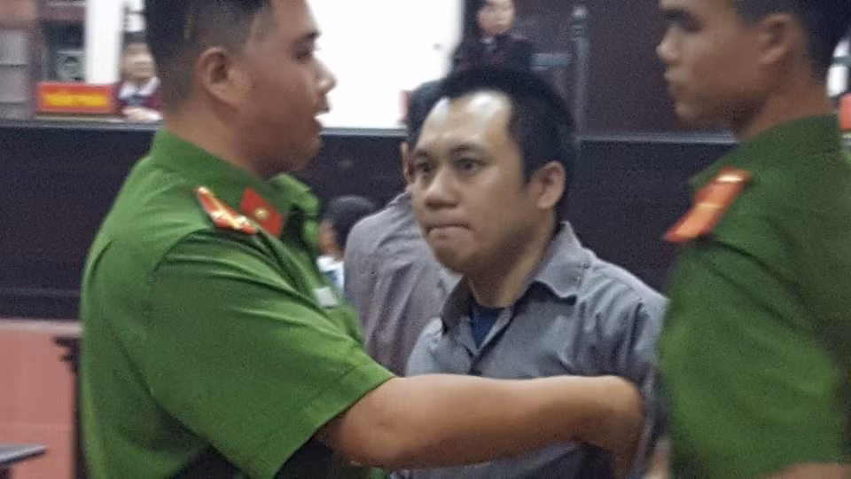 Xu lai xe container dam innova chay lui cao toc 6 nam tu la nham loi?