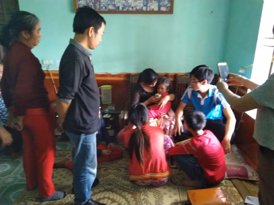 Giam doc CA tinh truc tiep chi dao giai cuu chau be 3 tuoi bi khong che-Hinh-2