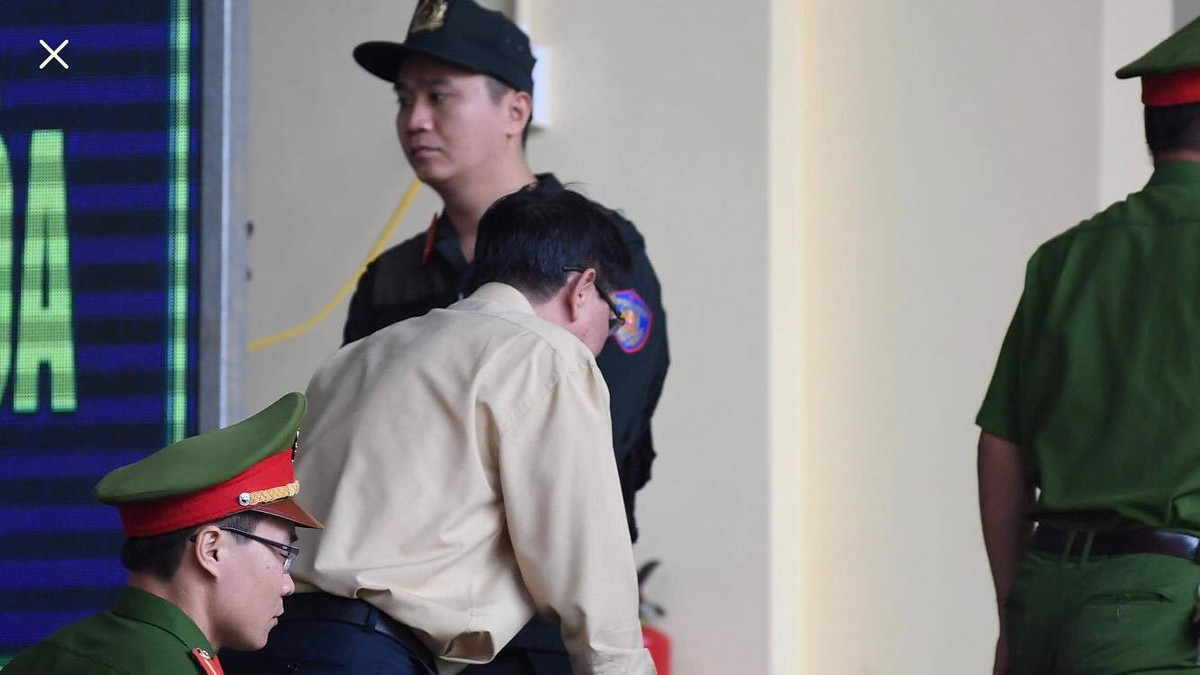 Ông Vĩnh được đưa vào phòng y tế.