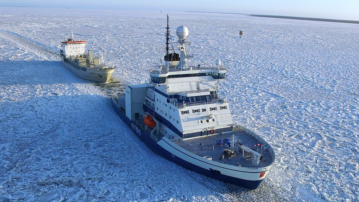 Cuộc đua tới vùng cực Bắc của Trái Đất đang gay cấn hơn bao giờ hết vì khu vực này có chứa rất nhiều tài nguyên thiên nhiên, bao gồm cả dầu mỏ, khí đốt. Trong quá khứ, các công ước quốc tế đã quy định vùng Bắc Cực và Nam Cực là khu vực chung của cả thế giới và không ai được phép đặt chủ quyền của mình lên vùng đất này. Nguồn ảnh: Monters.