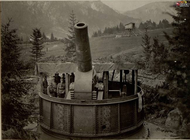 Khẩu siêu pháo hạng nặng của Áo-Hung trong Chiến tranh Thế giới thứ nhất mang tên Kustenhaibitze M14. Đây là khẩu pháo có cỡ nòng lên tới 420mm. Nguồn ảnh: Sina.