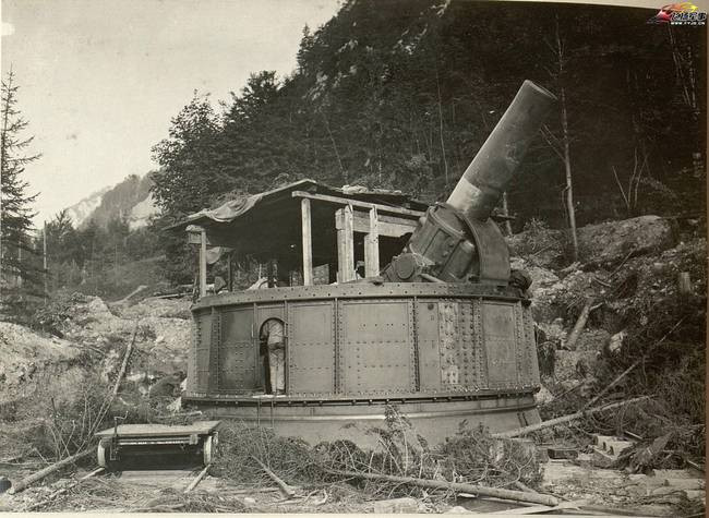 Bắt đầu được phát triển từ năm 1909, Đế chế Áo-Hung đã đổ tiền đổ của vào khẩu pháo này vì tin rằng trong những cuộc chiến tranh ở tương lai gần, sức mạnh pháo binh vẫn đóng vai trò then chốt trong mọi cuộc chiến giống như vai trò của loại vũ khí này thời thế kỷ 19. Nguồn ảnh: Sina.