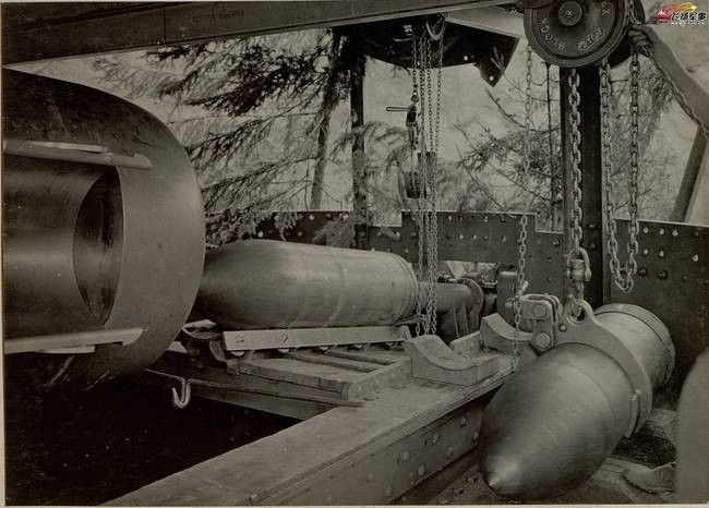 Cận cảnh hệ thống ròng rọc được sử dụng để nạp đạn pháo. Nguồn ảnh: Sina.