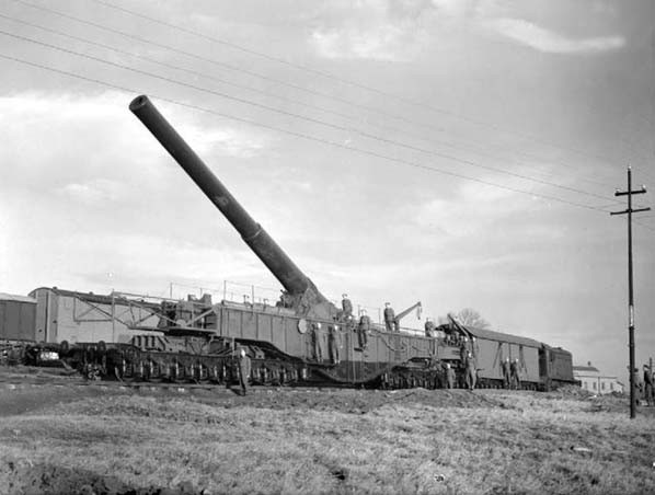 Một khẩu pháo đặt trên tàu hỏa của Đức có cỡ nòng 800mm như là minh chứng cho việc sử dụng pháo binh cỡ lớn trong tác chiến dù hiệu quả của nó là cực kỳ ít nếu không muốn nói là không có chút hiệu quả nào. Nguồn ảnh: Pinterest.