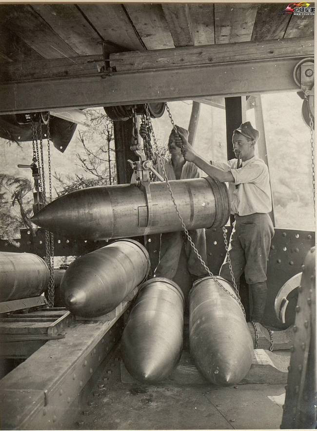 Dù đã tăng cường tối đa các thiết bị phụ trợ phục vụ cho việc nạp đạn nhưng khẩu pháo 420mm này vẫn hoạt động cực kỳ chậm chạm và rất hay xảy ra hỏng hóc vặt. Nguồn ảnh: Sina.