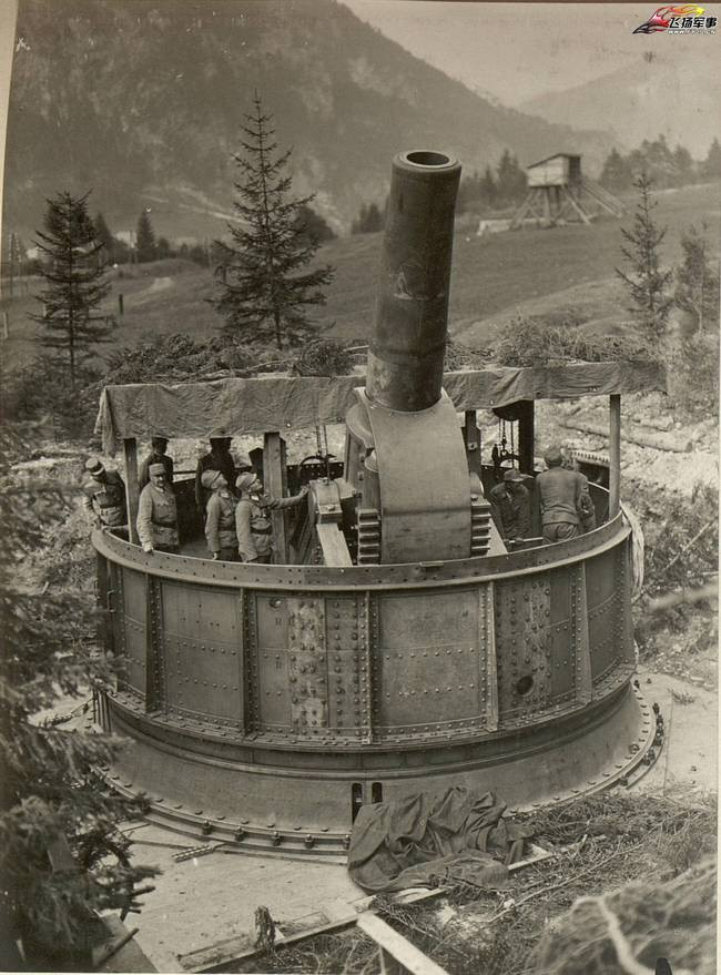 Lần đầu xuất hiện trên chiến trường từ năm 1916, khẩu pháo này lớn và nặng tới nỗi nó không thể di chuyển được trên cơ cấu di động mà chỉ có thể gắn chết xuống dưới mặt đất trong những công sự kiên cố. Nguồn ảnh: Sina.